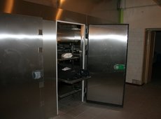 Komora ch³odnicza na 16 cia³ na tacach w szpitalu w Sandomierzu