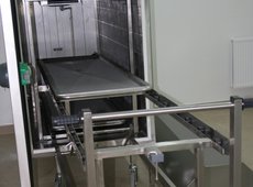 komora ch³odnicza na dwa cia³a na tacach wprowadzanych z wózka ze ¶rubow± regulacj± wysoko¶ci