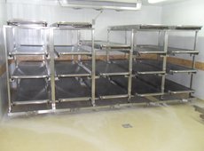 Rega³y z tacami komory murowanej do zw³ok