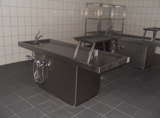 St do mycia i ubierania zwok na podstawie szafkowej