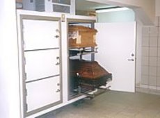 Komora do zw³ok w trumnach i na tacach (Kaplica cmentarna w Gliwicach)