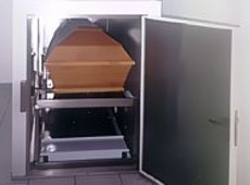 Komora ch³odnicza do zw³ok w jednej trumnie odkrytej i jednej trumnie zakrytej typu KZT 2-1