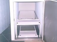 Komora ch³odnicza do zw³ok w jednej trumnie odkrytej i jednej trumnie zakrytej typu KZT 2-1