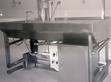 St laboratoryjny z mechanizmem podnoszcym przystosowany do pracy siedzcej lub stjcej